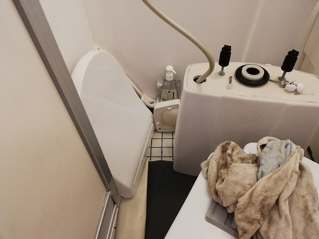トイレの床が水漏れしてる