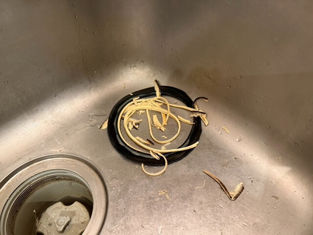 キッチンシンク下から水漏れ! 原因とリスク!