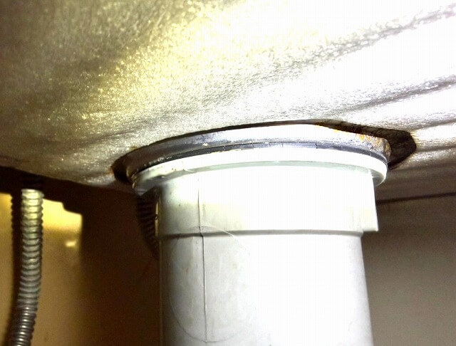 キッチンシンク下から水漏れ! 原因とリスク!