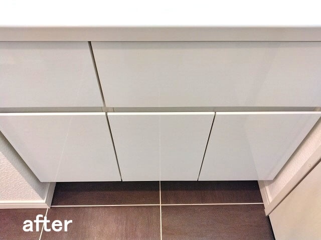 洗面化粧台の扉の剥がれは気になるものです。